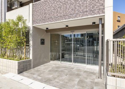 名古屋市天白区の4階建て賃貸マンションのおしゃれなエントランス