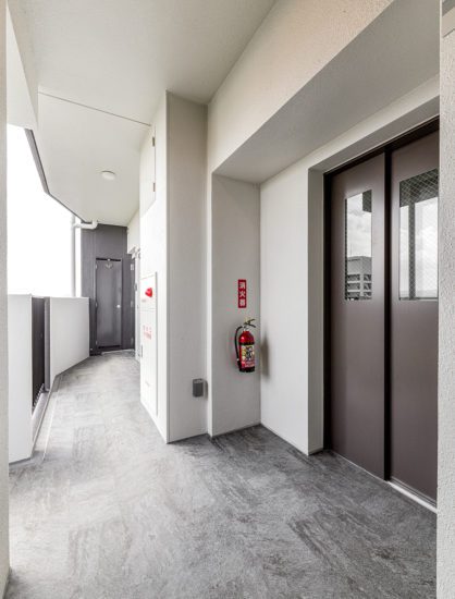 愛知県豊田市の12階建ての賃貸マンションのシンプルな共用廊下