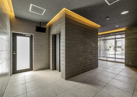 愛知県豊田市の12階建ての賃貸マンションのモニター付きのエレベーターホール