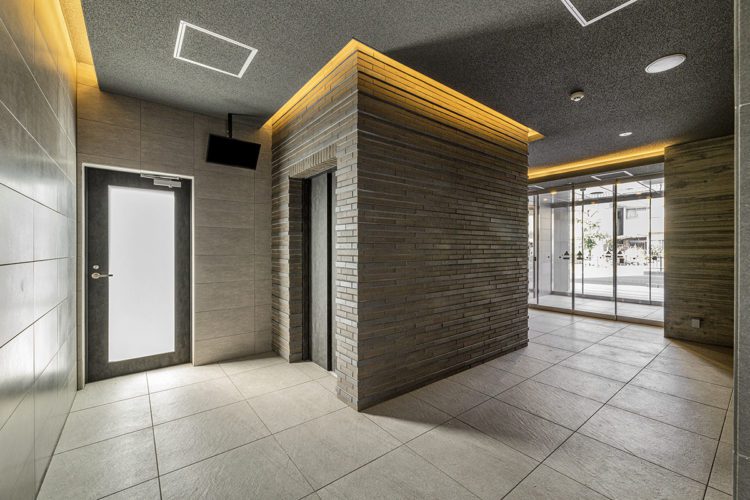 愛知県豊田市の12階建ての賃貸マンションのモニター付きのエレベーターホール