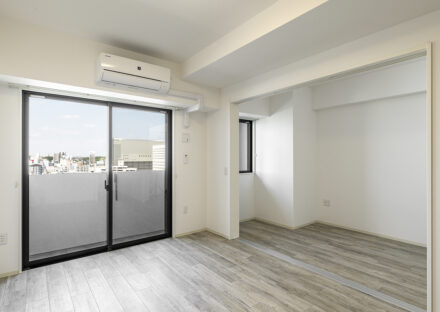 愛知県豊田市の12階建ての賃貸マンションの可動間仕切りの付いた1LDの明るい部屋