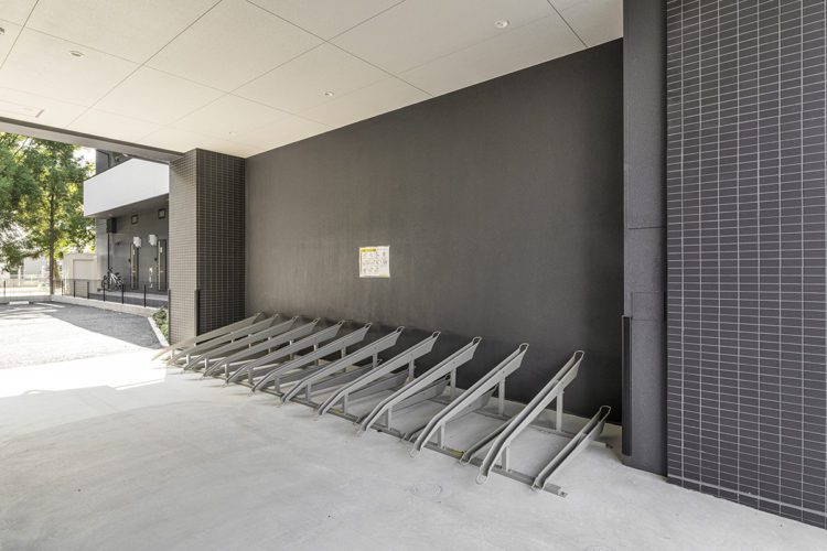 愛知県豊田市の12階建ての賃貸マンションのシンプルなデザインの駐輪場