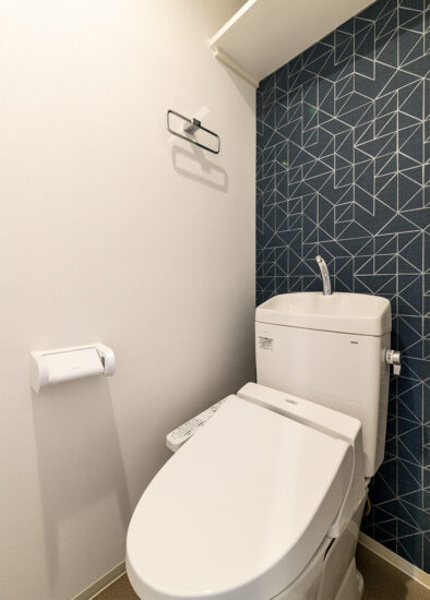 名古屋市東区の高級感のある9階建てワンルーム賃貸マンションのアクセントクロスがおしゃれなトイレ