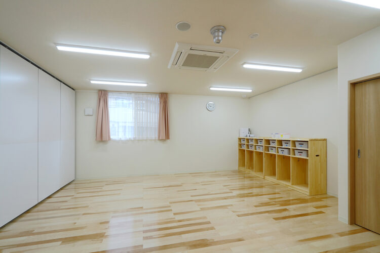シンプルなデザインの2歳児室