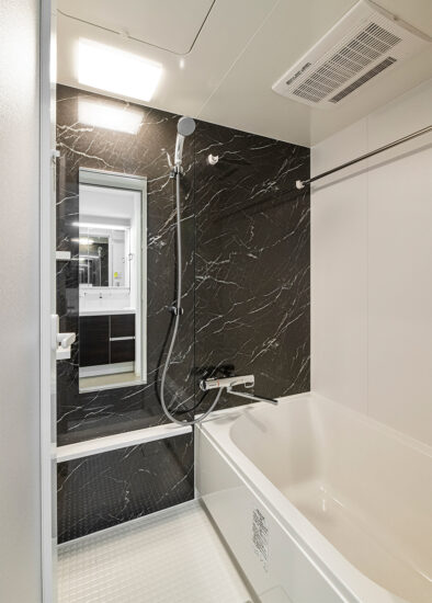 名古屋市東区の高級感のある9階建てワンルーム賃貸マンションの浴室乾燥付きの高級感のあるバスルーム