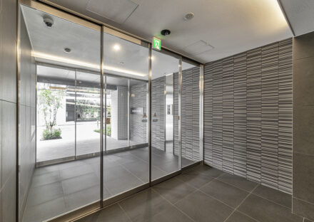 名古屋市東区の高級感のある9階建てワンルーム賃貸マンションの明るく高級感のあるエントランスホール