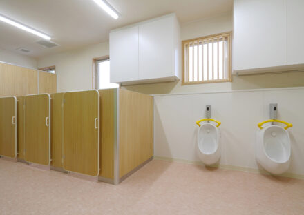 名古屋市千種区の保育園のナチュラルカラーの丸くてかわいらしい幼児用のトイレ