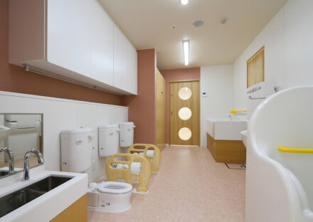 名古屋市千種区の保育園の仕切りがかわいい乳児用のトイレと沐浴室