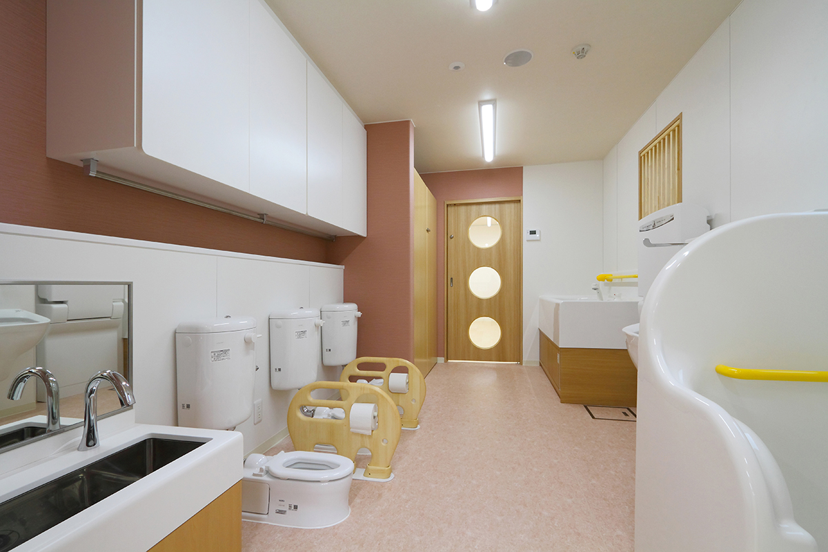 乳児用のトイレと沐浴室