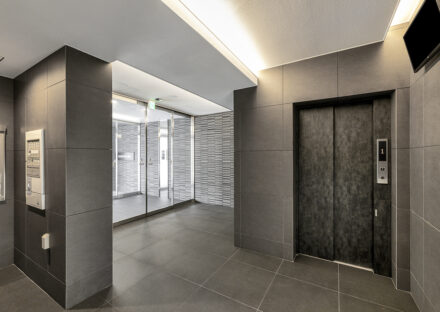 名古屋市東区の高級感のある9階建てワンルーム賃貸マンションの大判タイルの高級感のあるエレベーターホール