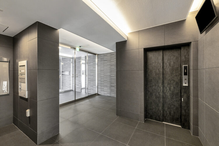 名古屋市東区の高級感のある9階建てワンルーム賃貸マンションの大判タイルの高級感のあるエレベーターホール