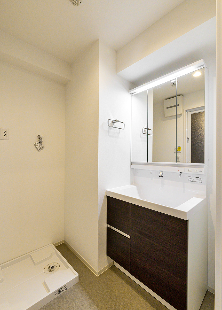 名古屋市東区の高級感のある9階建てワンルーム賃貸マンションの洗濯機置き場付きの収納量の多いおしゃれな洗面室