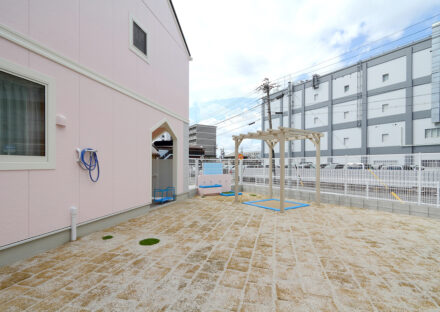 名古屋市千種区の手洗い場の付いた砂場のある園庭