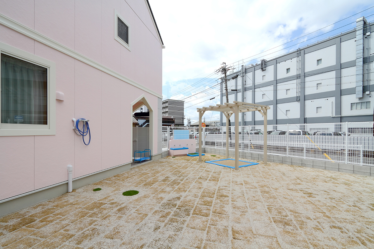 砂場の付いた園庭