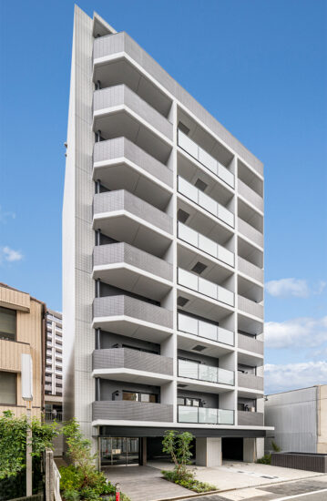 名古屋市東区の高級感のある9階建てワンルーム賃貸マンションの正面に駐車場2台付きの賃貸マンション