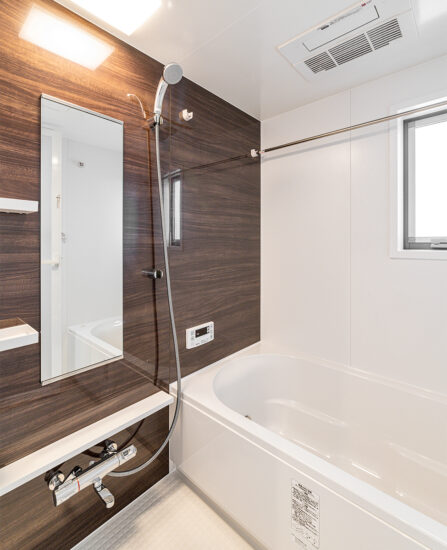 愛知県刈谷市のおしゃれな外観のナチュラルテイストな戸建賃貸住宅の浴室乾燥機の付いた広々とした浴室