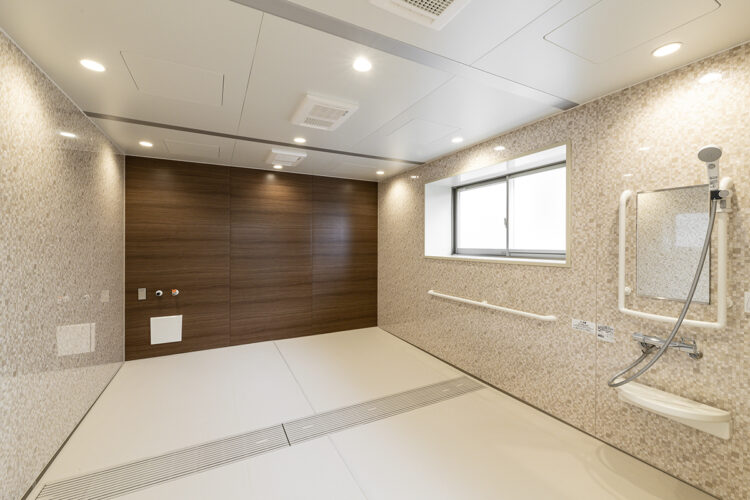 名古屋市守山区の鉄骨2階建ての福祉施設｜障害者グループホームの広々とした浴室
