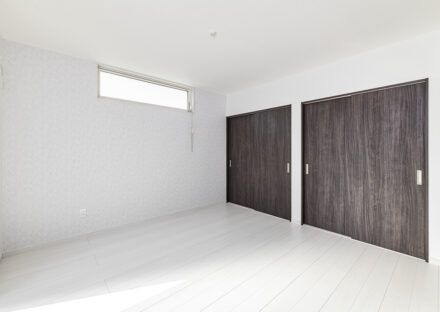 愛知県愛知郡東郷町の木造平屋住宅の収納の付いた洋室