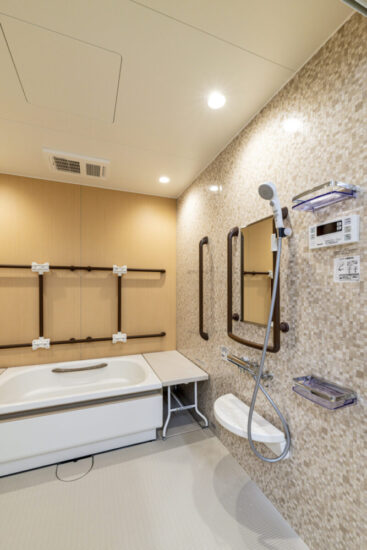 名古屋市守山区の鉄骨2階建ての福祉施設｜高齢者グループホームの手すり付きの浴室