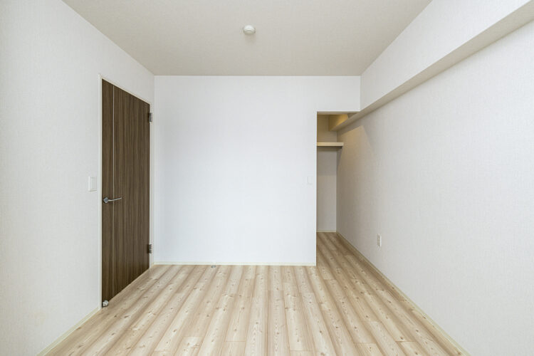 名古屋市名東区のナチュラルなデザインの3階建て賃貸マンションのドアがアクセントカラーのウォークインクローゼット付き洋室