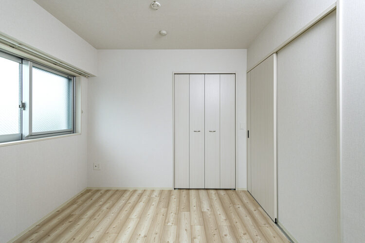名古屋市名東区のナチュラルなデザインの3階建て賃貸マンションの引き戸の付いたナチュラルなデザインの洋室