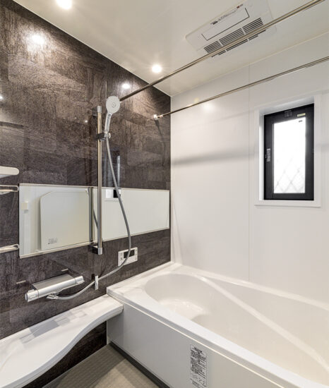 名古屋市西区の色違いのおしゃれな外観の戸建賃貸住宅の高級感のあるワイドミラーとランドリーパイプが2本ついた広々とした浴室
