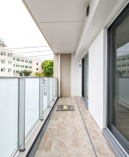名古屋市名東区のナチュラルなデザインの3階建て賃貸マンションのナチュラルカラーの床のバルコニー