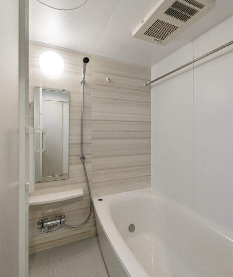 名古屋市名東区のナチュラルなデザインの3階建て賃貸マンションのナチュラルカラーのバスルーム