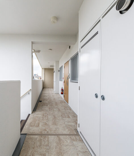 名古屋市名東区のナチュラルなデザインの3階建て賃貸マンションの床やドアもナチュラルカラーの共用廊下