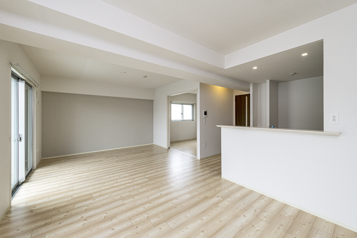 名古屋市名東区のナチュラルなデザインの3階建て賃貸マンションの木目の床のナチュラルテイストなLDK