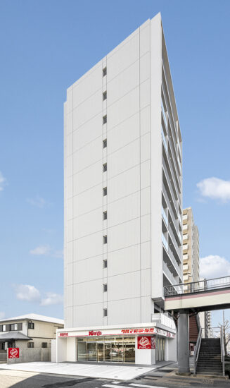 名古屋市昭和区の店舗付き12階建てワンルーム賃貸マンションのマンションと店舗の入り口は別の角度