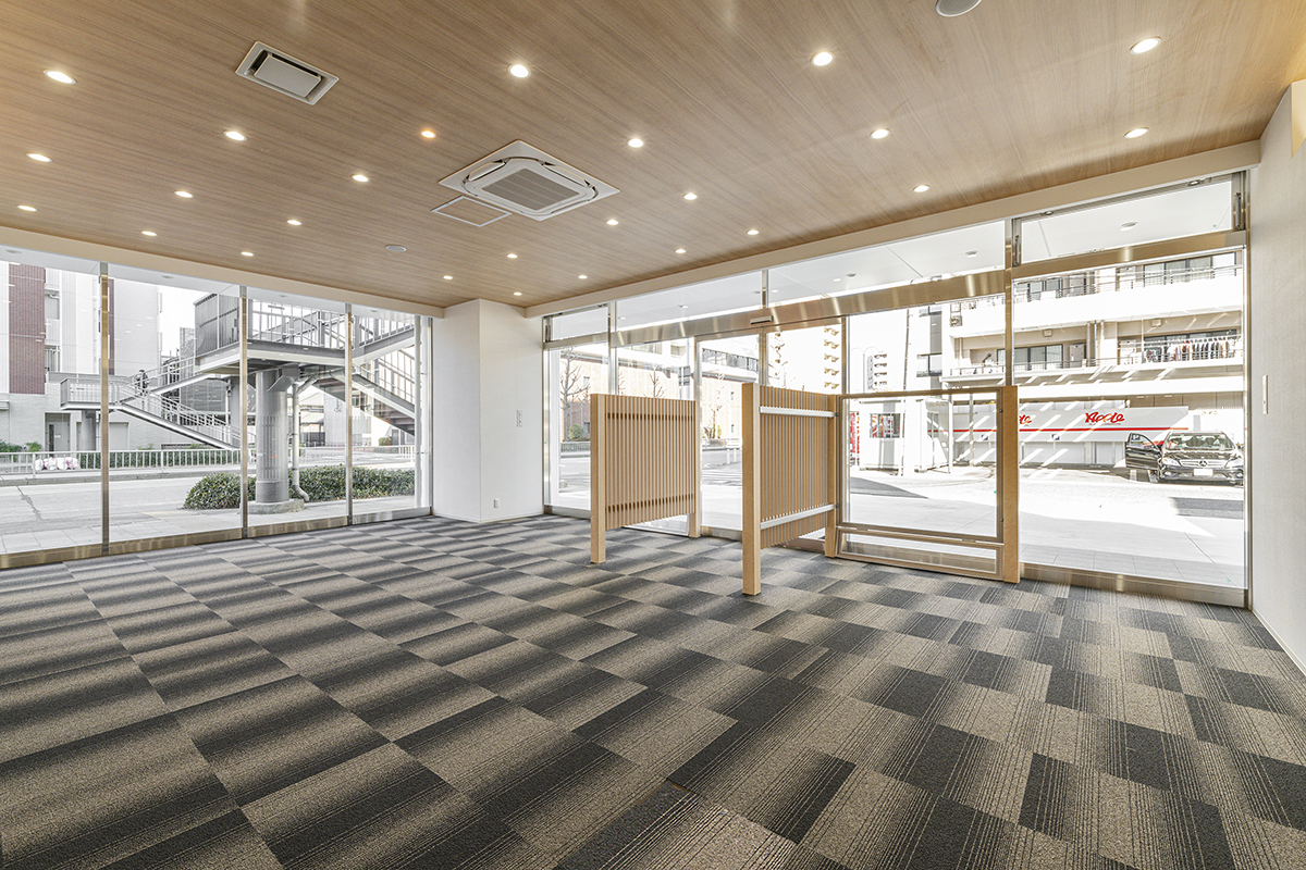 名古屋市昭和区の店舗付き12階建て1K賃貸マンションのガラス張りの明るい店舗