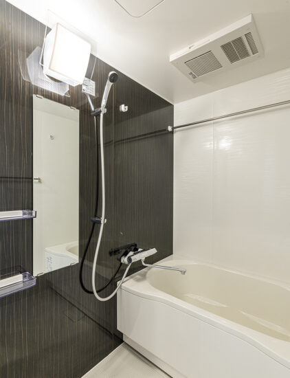 名古屋市昭和区の店舗付き12階建てワンルーム賃貸マンションのダークなアクセントカラーの浴室