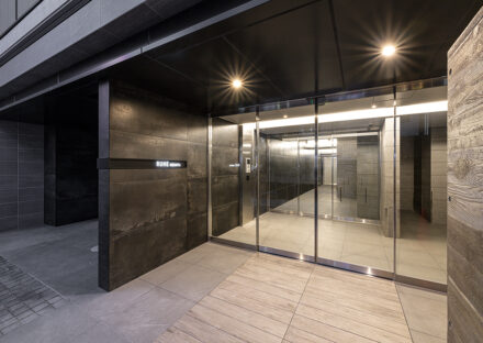 愛知県名古屋市千種区のモダンな賃貸マンションの透明な扉が続く高級感のあるエントランス