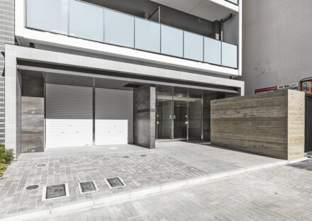 愛知県名古屋市千種区のモダンな賃貸マンションのモダンなデザインのエントランス