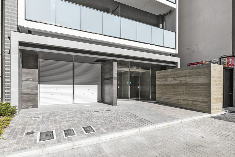 愛知県名古屋市千種区のモダンな賃貸マンションのモダンなデザインのエントランス