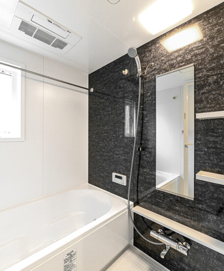 名古屋市中村区の戸建賃貸住宅の浴室乾燥の付いたシンプルなバスルーム