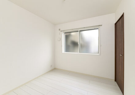 名古屋市中村区の戸建賃貸住宅の白を基調としたドアがアクセントカラーの洋室