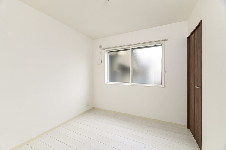 名古屋市中村区の戸建賃貸住宅の白を基調としたドアがアクセントカラーの洋室