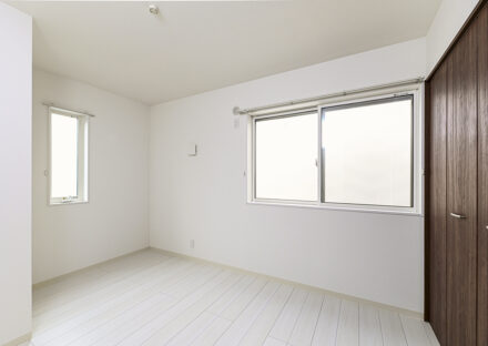 名古屋市中村区の戸建賃貸住宅の2か所の窓の付いた明るい洋室