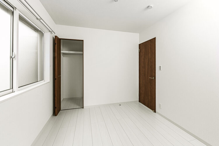 名古屋市中村区の戸建賃貸住宅の収納のついたシンプルな洋室