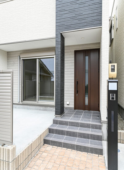 名古屋市中村区の戸建賃貸住宅の落ち着いた色合いのおしゃれな玄関
