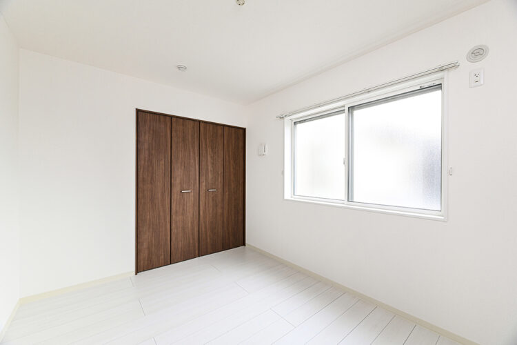 名古屋市中村区の戸建賃貸住宅の白を基調としたシンプルなデザインの洋室