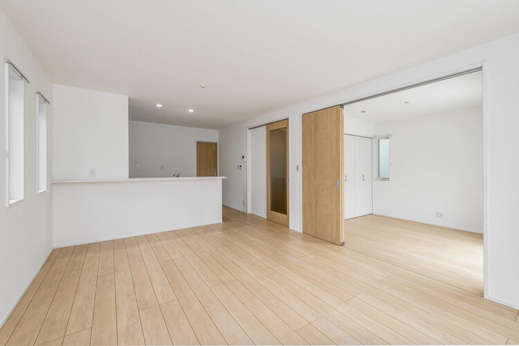 名古屋市名東区の戸建賃貸住宅の洋室とつなげて使える木目調のフローリングのLDK