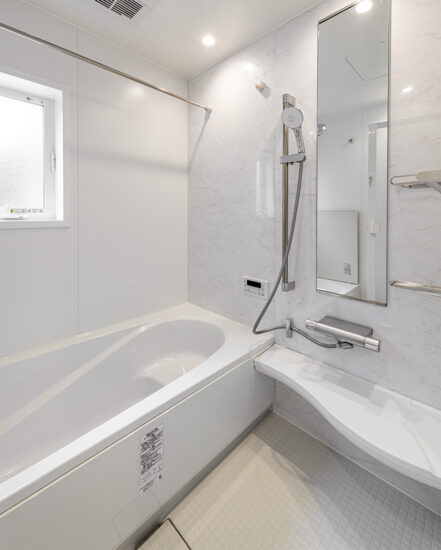 名古屋市名東区のおしゃれな戸建賃貸住宅の浴室乾燥付きのゆったりとした浴室