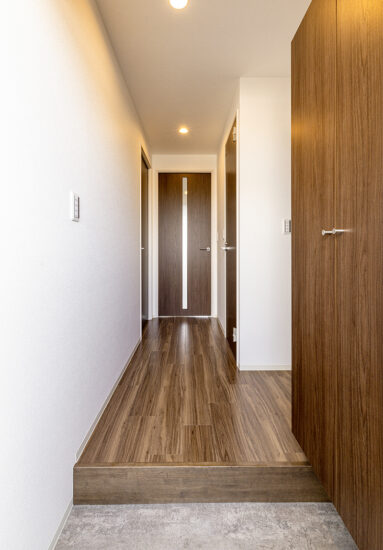 名古屋市東区のモダンな12階建て賃貸マンションの木目を活かしたデザインの玄関ホール