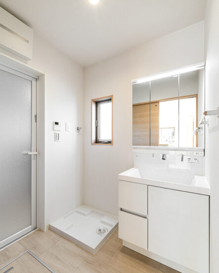 名古屋市天白区の戸建賃貸住宅の白色で統一された清潔感ある洗面室