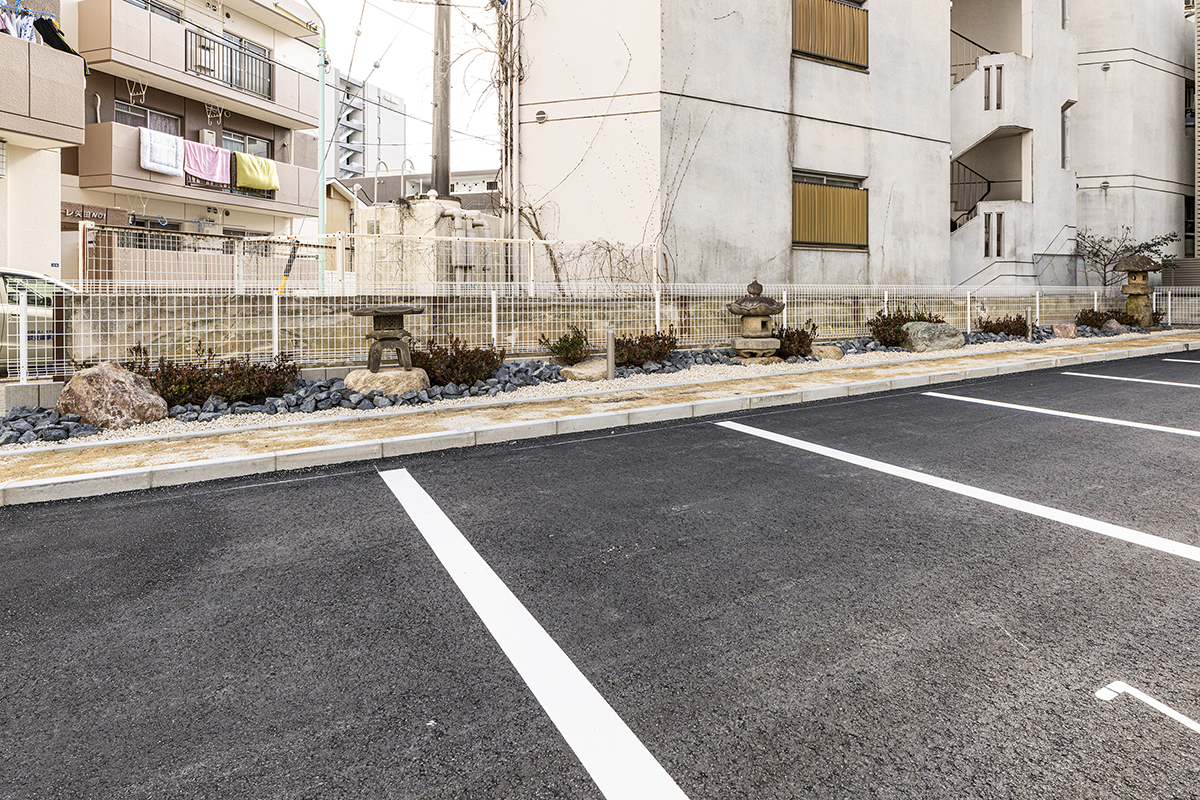 名古屋市東区のモダンな12階建て賃貸マンションの灯篭が並べられた駐車場