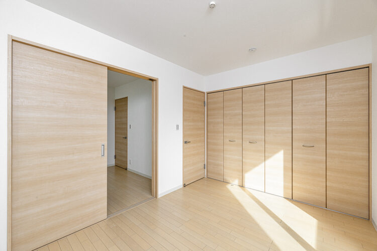 名古屋市天白区の戸建賃貸住宅の壁一面がクローゼットのナチュラルテイストな2階洋室