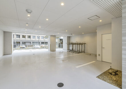 名古屋市昭和区の12階建て高級感ある賃貸マンションの屋内駐輪場＆駐車場